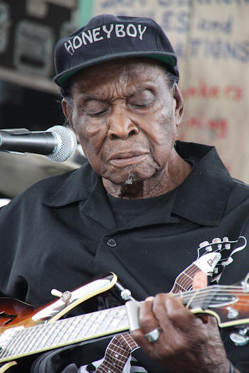 David Honeyboy Edwards � Copyright 2010 Alan White. All Rights Reserved.