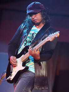 Gugun © Copyright 2009 Alan White. All Rights Reserved.